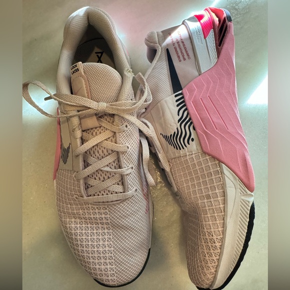 Nike Women’s Metcon 8 Size 10 - Picture 4 of 8